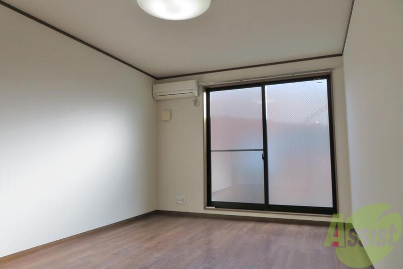 居室・リビング　８．５帖のフローリングのお部屋です。広く使えますね。