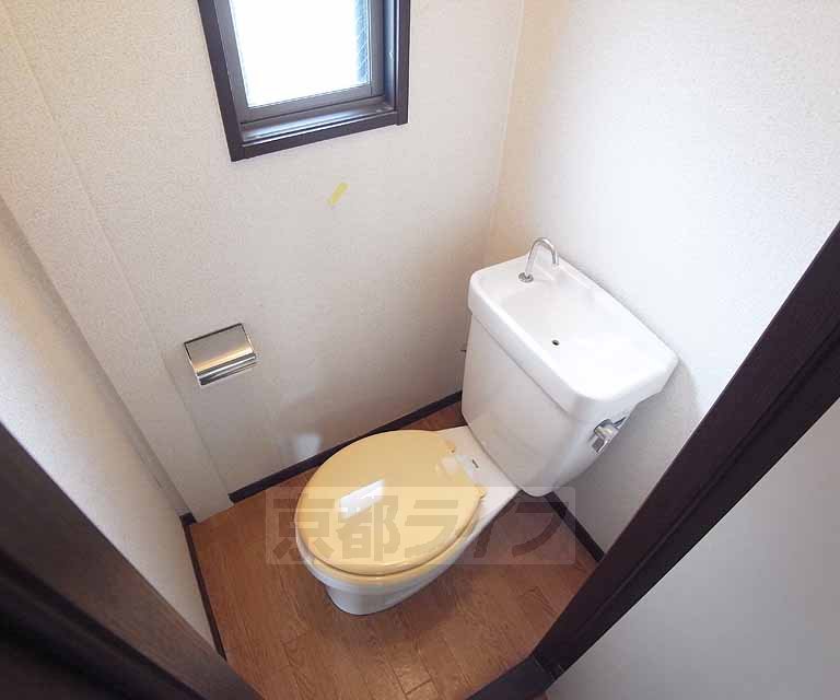 トイレ　窓付きのトイレです。