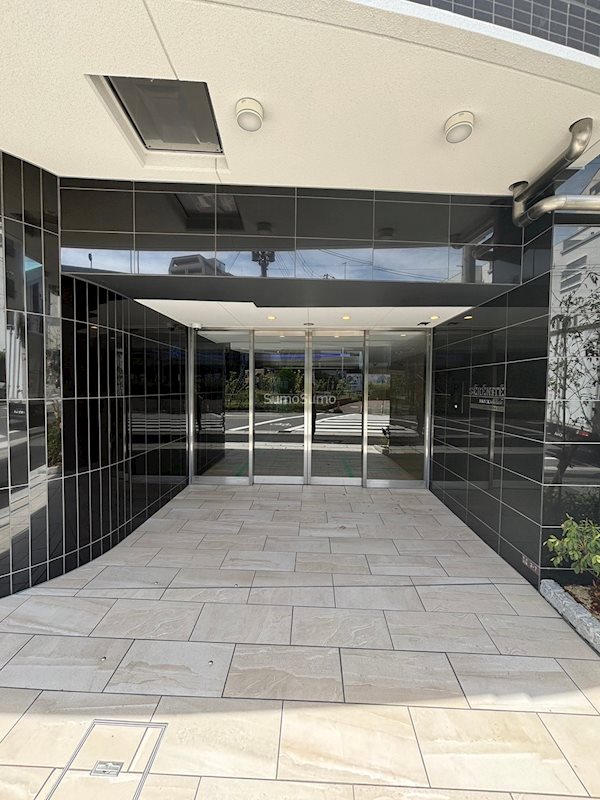 エントランス　落ち着いたエントランスです