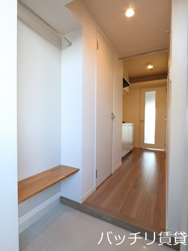 玄関　別号室写真の為現況を優先致します。