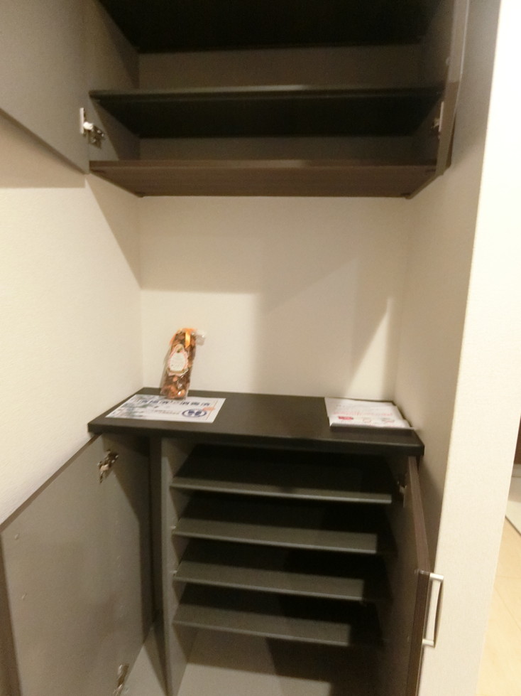 玄関　玄関には上下タイプのシューズボックス付き！間のスペースは飾り