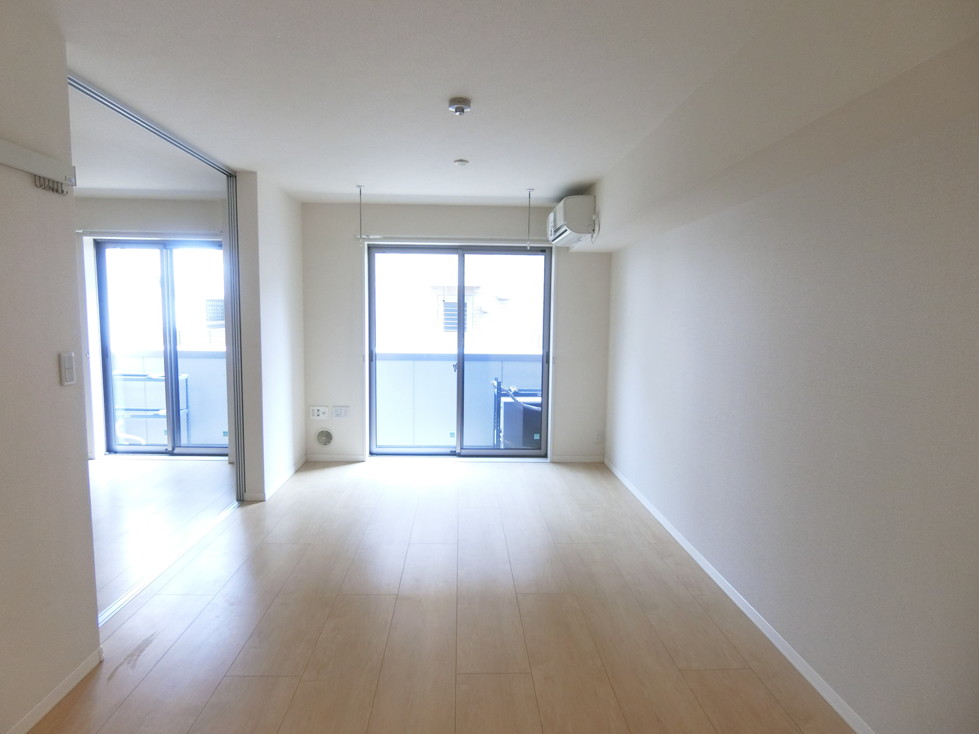 居室・リビング　南東向きリビングダイニングキッチン13.1帖☆バルコニーに繋