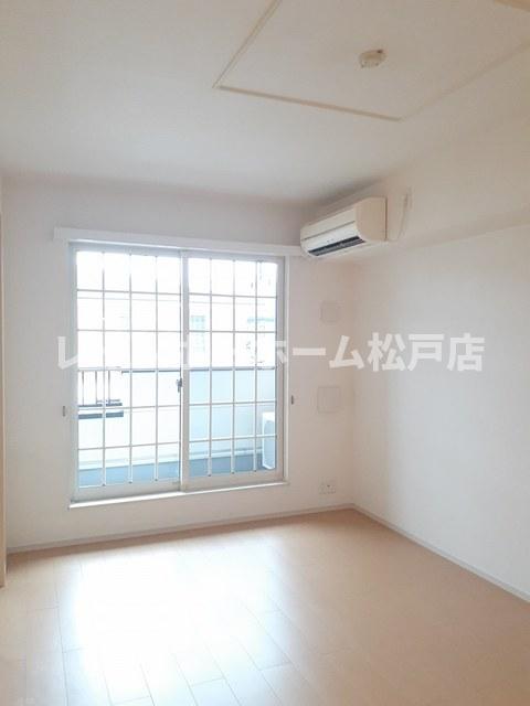 居室・リビング　こちらの居間で趣味の時間をお楽しみください