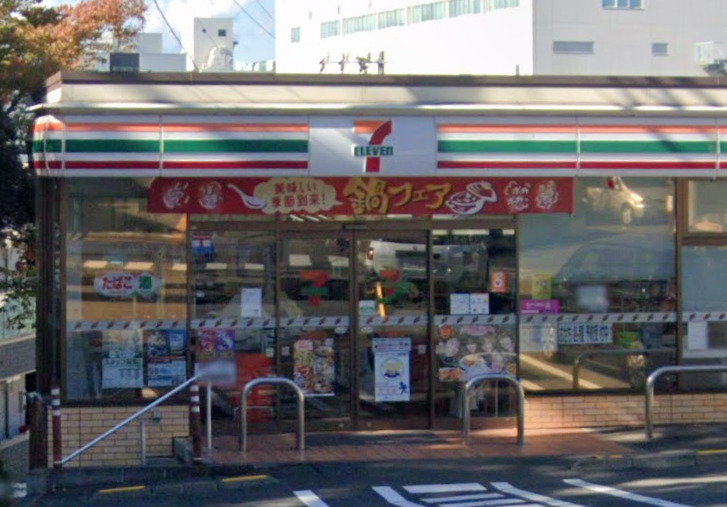 コンビニ　セブンイレブン（コンビニ）まで869m