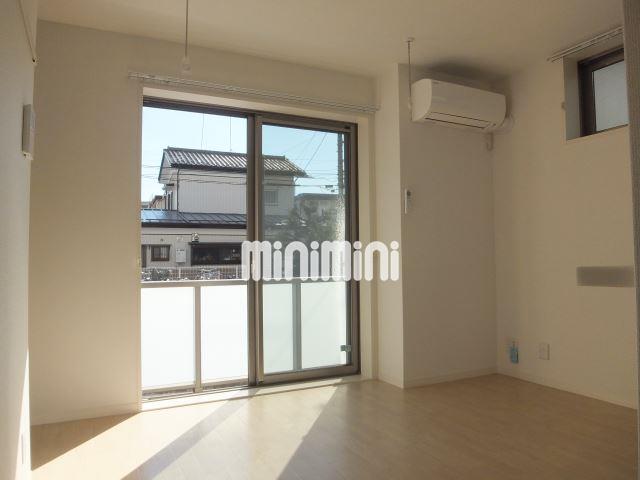 居室・リビング　大きな窓で明るいお部屋です