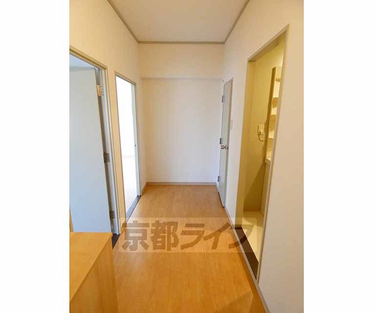 その他部屋・スペース　玄関から見た廊下です