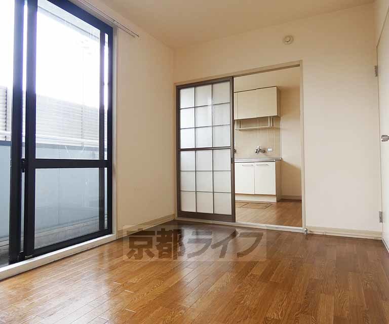 居室・リビング　落ち着いた雰囲気のお部屋です