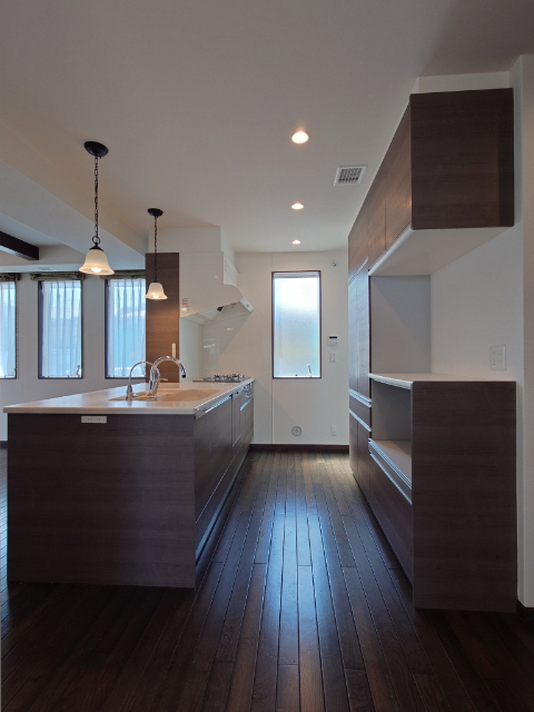 キッチン　食洗器・３口グリル付きＩＨコンロ