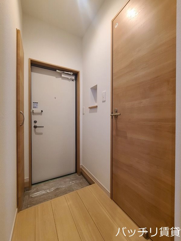 玄関　※同型タイプ写真の為、現状優先。