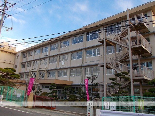 中学校　加茂中学校（中学校）まで600m