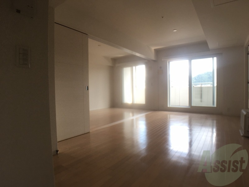 居室・リビング　リビングです。木目のフローリングが落ち着きますね。