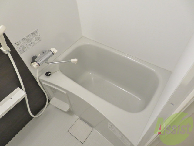 バス・シャワールーム　バスルームは狭すぎず、シャワーも浴びやすそうです。