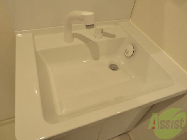 洗面設備　洗面台です。シンプルなつくりなので、お手入れしやすそうです。