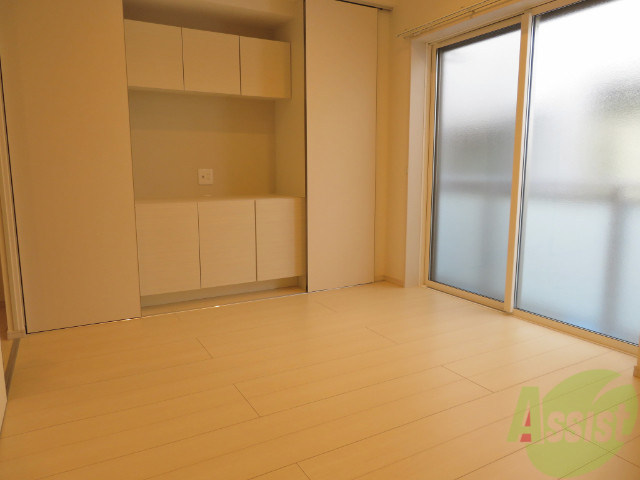 居室・リビング　６帖の洋室です。広々として、とても清潔感がありますね。