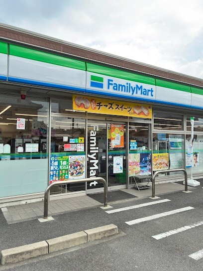 コンビニ　ファミリーマート（コンビニ）まで200m