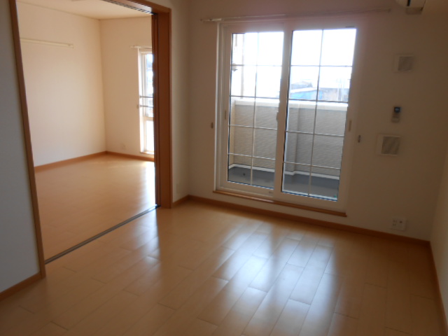 居室・リビング　南面リビング（エアコン完備）・西面に換気採光窓あり