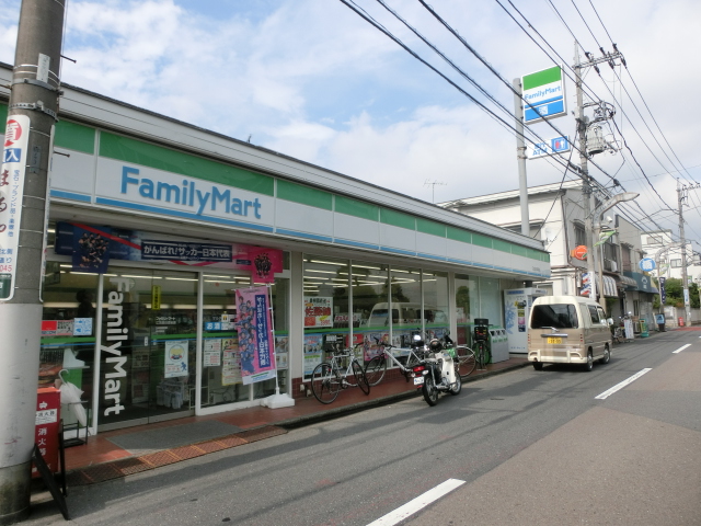 コンビニ　ファミリーマート江古田日芸前店（コンビニ）まで749m