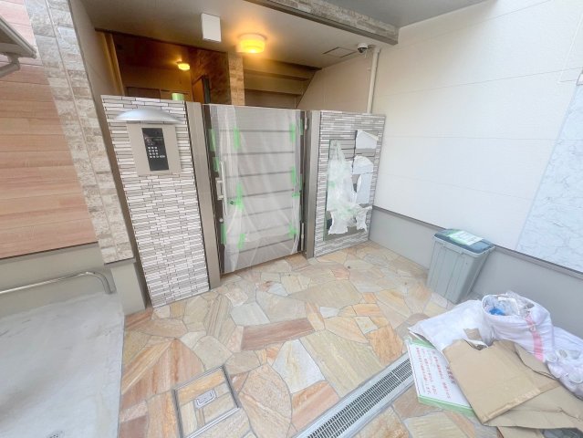 エントランス　オシャレなエントランスは安心のオートロック付きです。