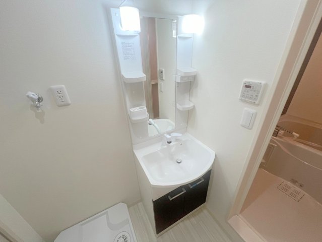 洗面設備　身支度が出来る独立洗面台です。