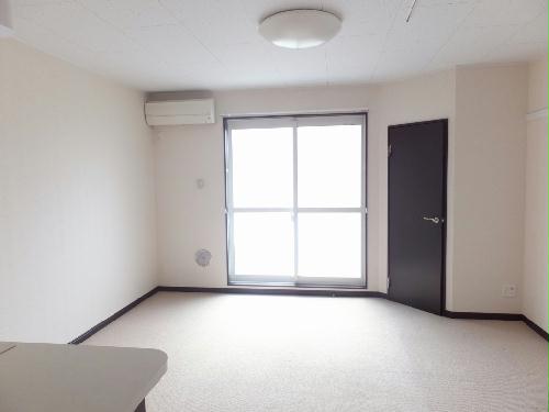 居室・リビング　２階床は防音性を考慮したカーペット仕様です。