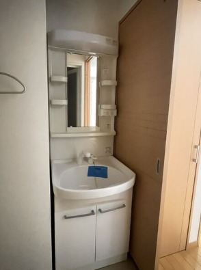 洗面設備　朝の支度はこちらでどうぞ。
