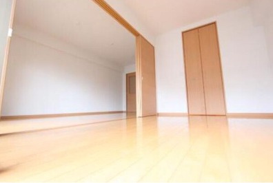 居室・リビング　明るく広々としたお部屋です。