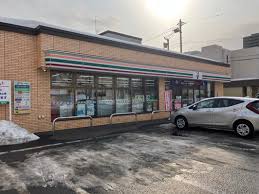 コンビニ　セブンイレブン北11東3丁目店（コンビニ）まで215m