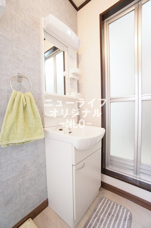 洗面設備　身支度に便利な独立洗面化粧台