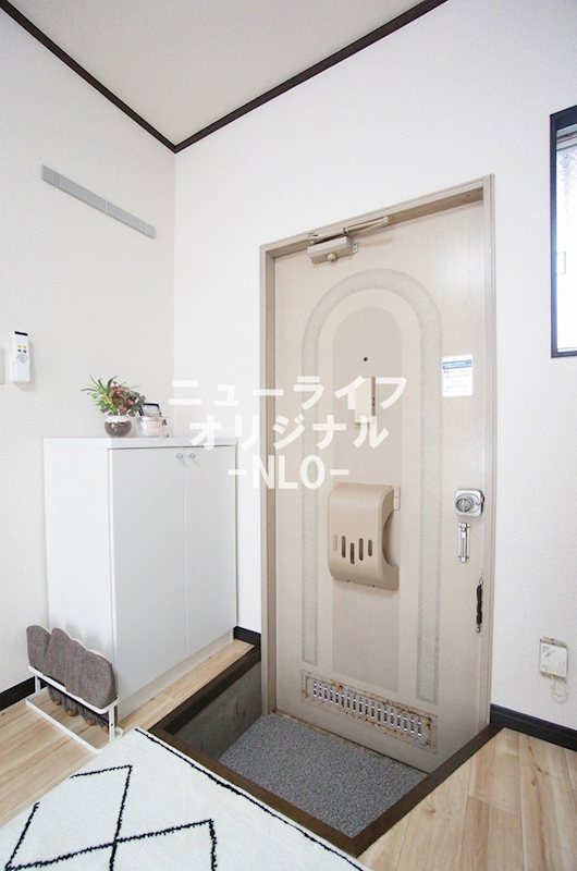 玄関　自然光が入る、明るい玄関です