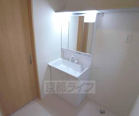 洗面設備　シャンプードレッサ付独立洗面台です