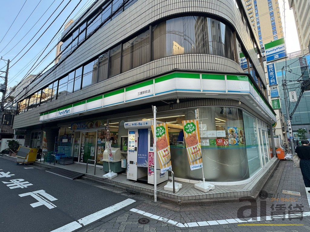 コンビニ　ファミリーマート三鷹駅前店（コンビニ）まで20m