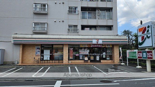 コンビニ　セブンイレブン（コンビニ）まで557m