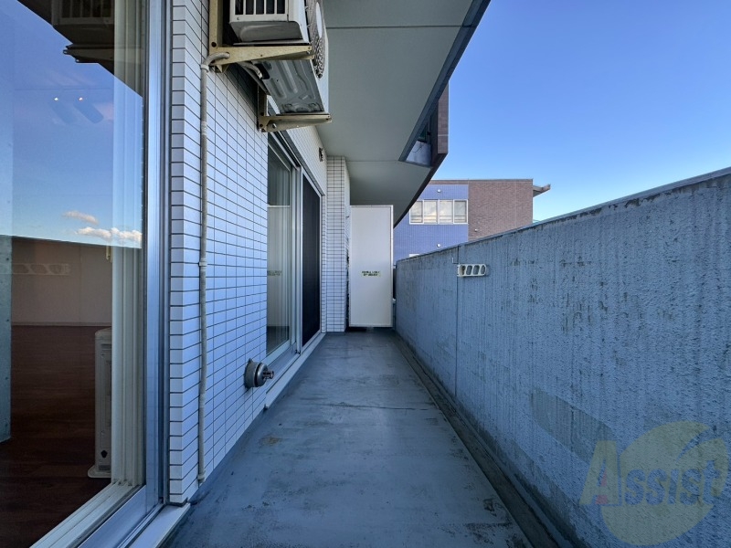 バルコニー　バルコニーは幅があり、広い印象を受けました。