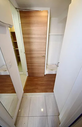 玄関　※別部屋の参考写真です。
