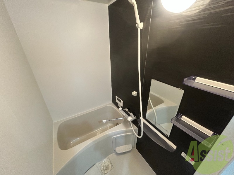 バス・シャワールーム　浴室は、コンパクトでお掃除も楽々にできそうですね。