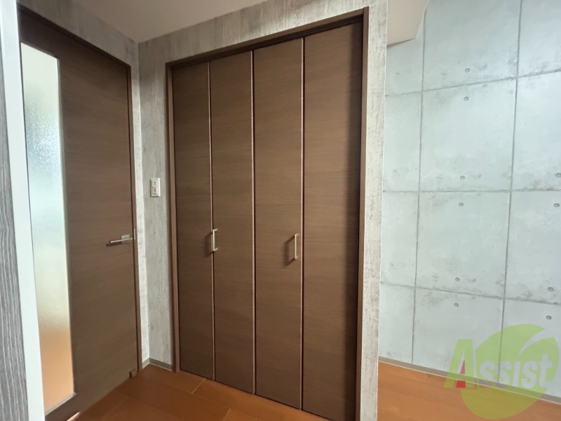 収納　クローゼットは、高さもあり十分収納できそうです。