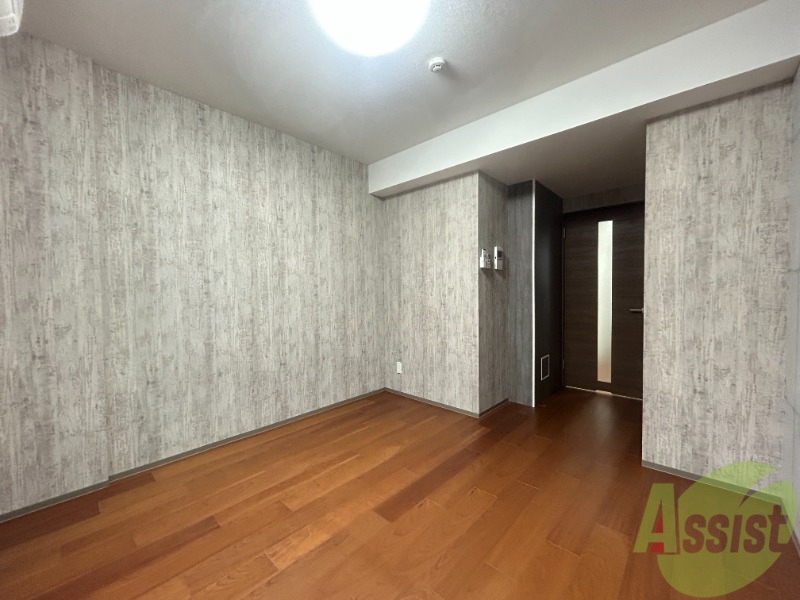 居室・リビング　７帖の広々とした洋室です。壁の色がオシャレですね。