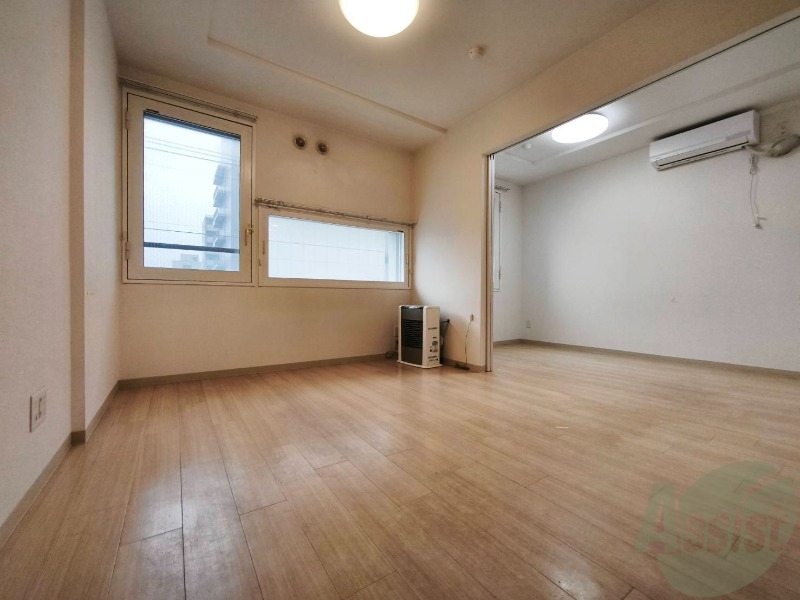 居室・リビング　白さが清潔感を出してくれます。お部屋も明るいですね。