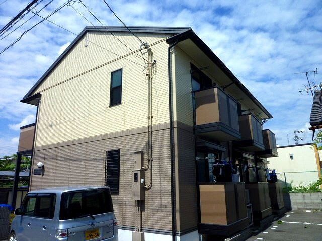 建物外観　2階建てのスマートなハイツです。