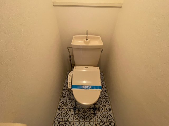 トイレ　同型タイプのお部屋（３０２号室）の写真となっております。