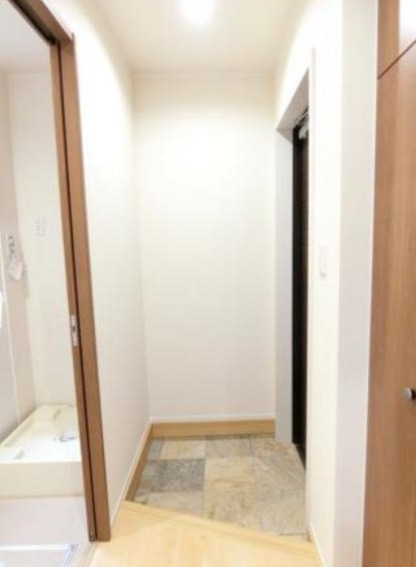 玄関　別部屋の写真を使用しております。