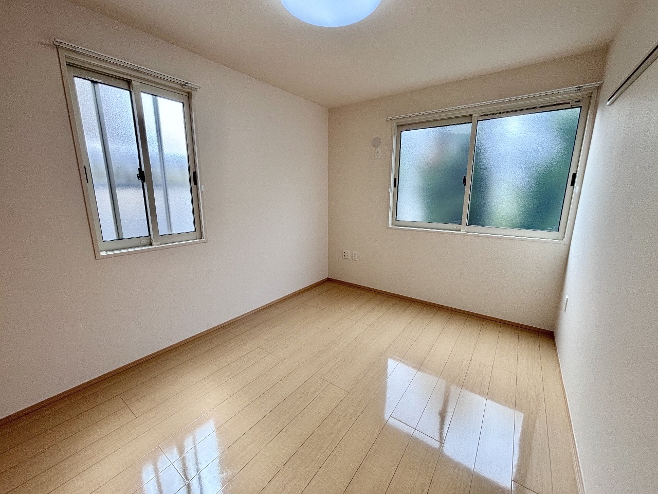 その他部屋・スペース　洋室部分・二面採光！収納を備えた機能的なお部屋です♪