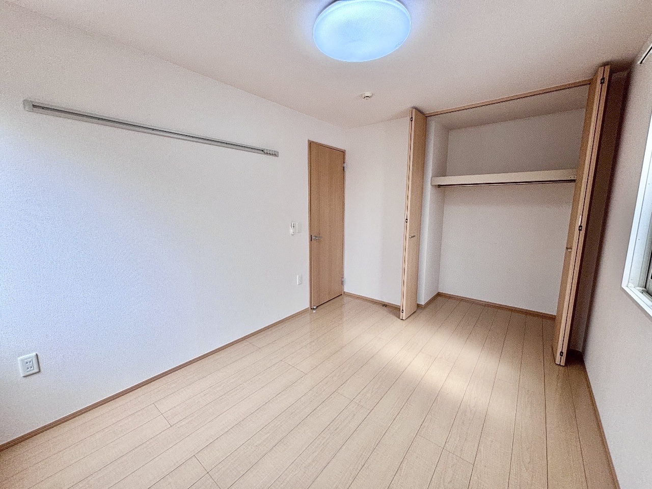 収納　収納部分・クロゼットや壁掛け収納が各所にあります♪