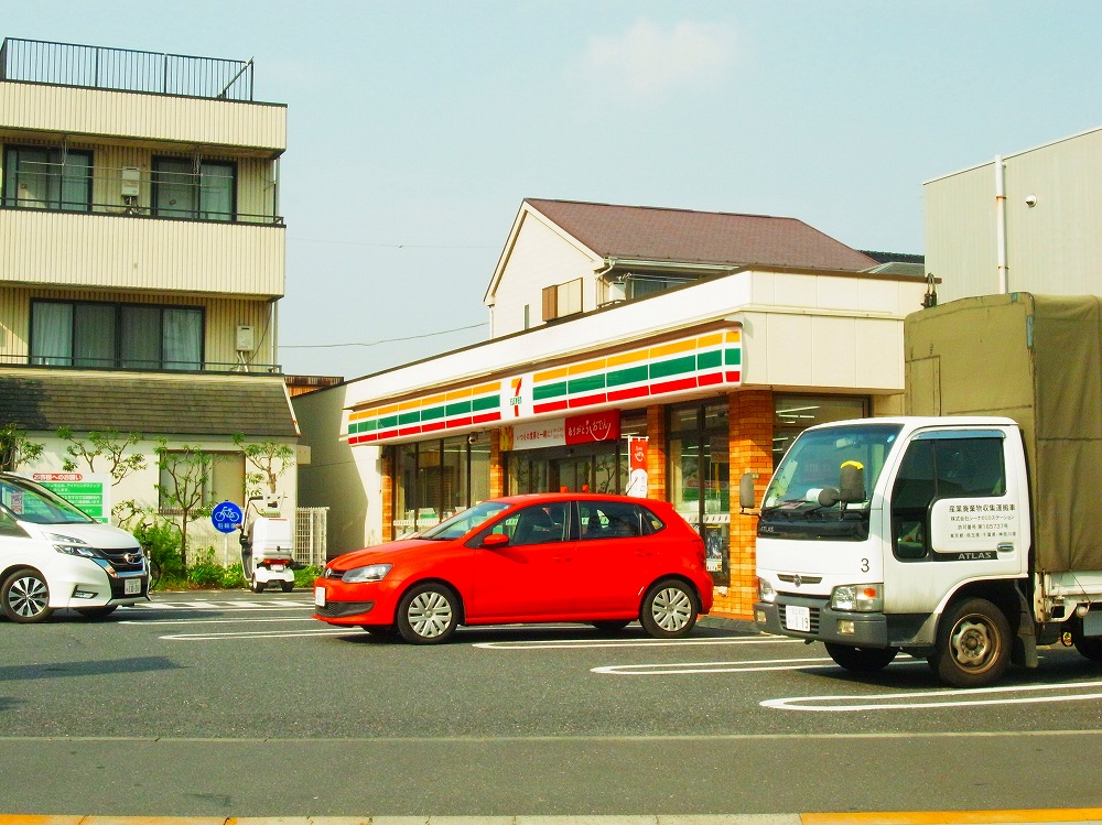 コンビニ　セブンイレブン 足立伊興小西店（コンビニ）まで499m
