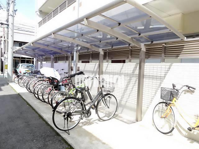 その他共有部分　駐輪場は屋根があるので雨の日でも安心ですね。