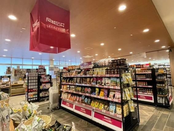 スーパー　成城石井CoCoLo新潟店（スーパー）まで490m