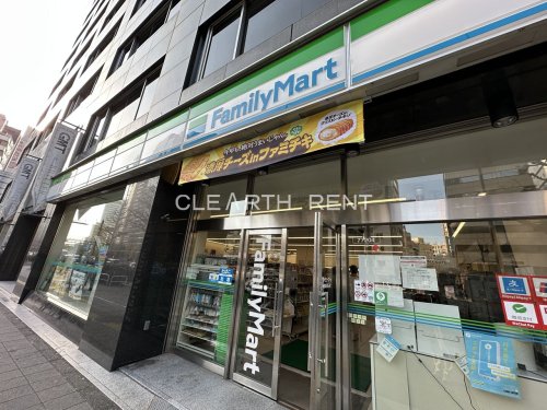 コンビニ　ファミリーマート 新宿新都心店（コンビニ）まで620m