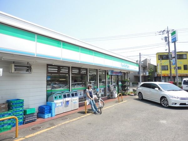 コンビニ　ファミリーマート（コンビニ）まで840m