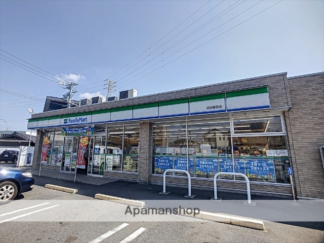 コンビニ　ファミリーマート（コンビニ）まで879m