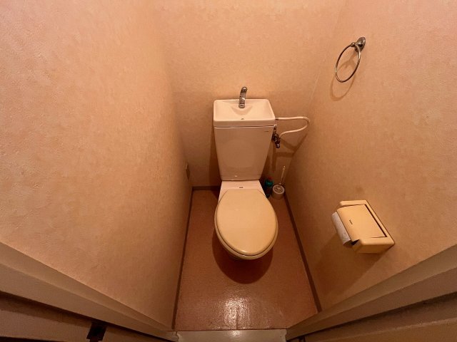 トイレ　落ち着いた色調のトイレです